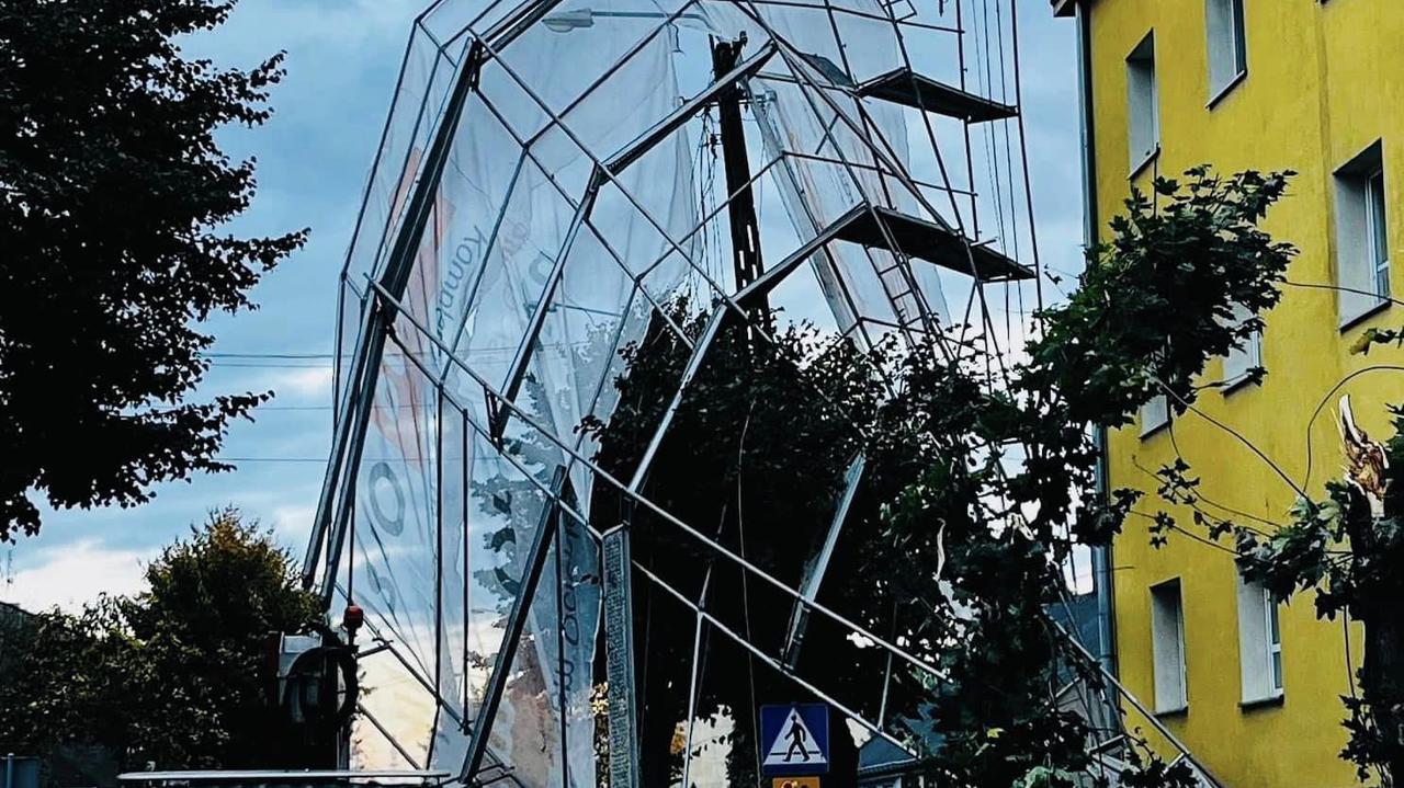 Rusztowanie ustawione przy bloku runęło na chodnik i jezdnię