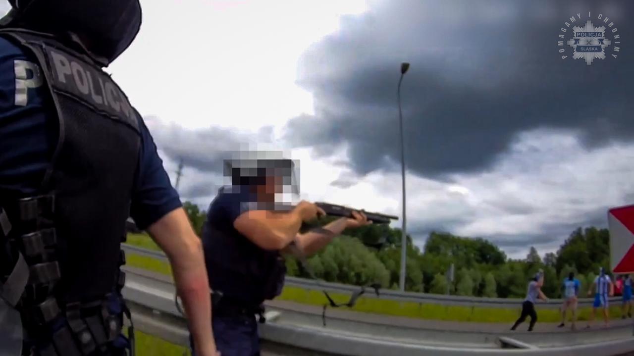 Duża grupa chuliganów na drodze, policja użyła bron gładkolufowej. Nagranie
