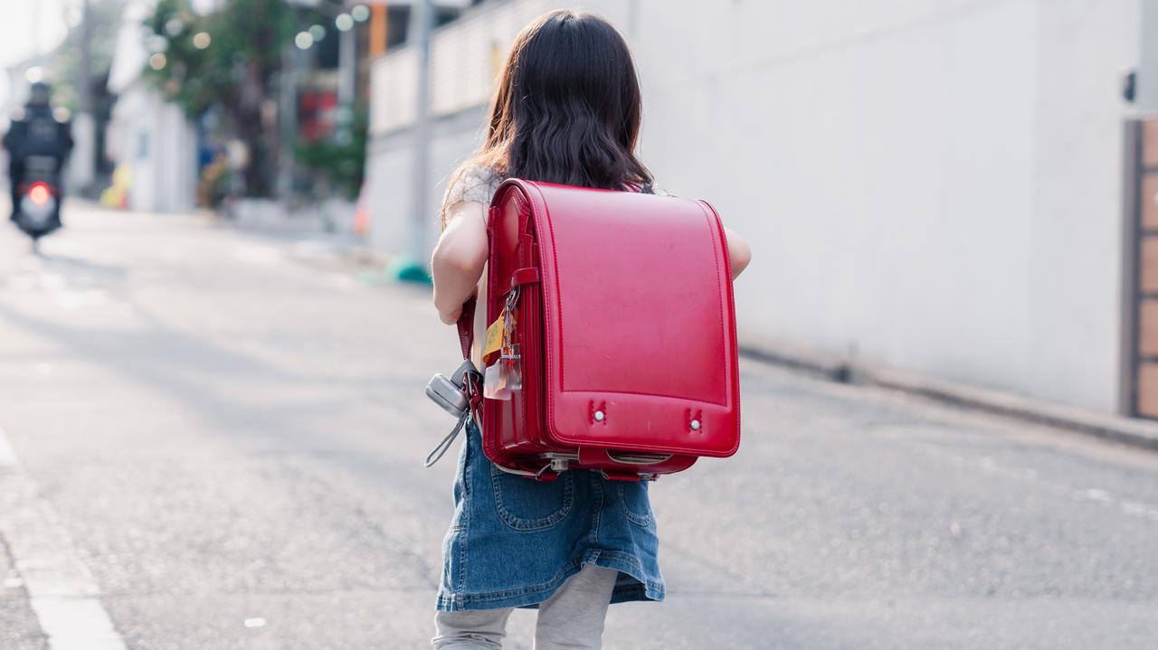 Noszą je niemal wszyscy uczniowie. Łączy pokolenia, stał się symbolem