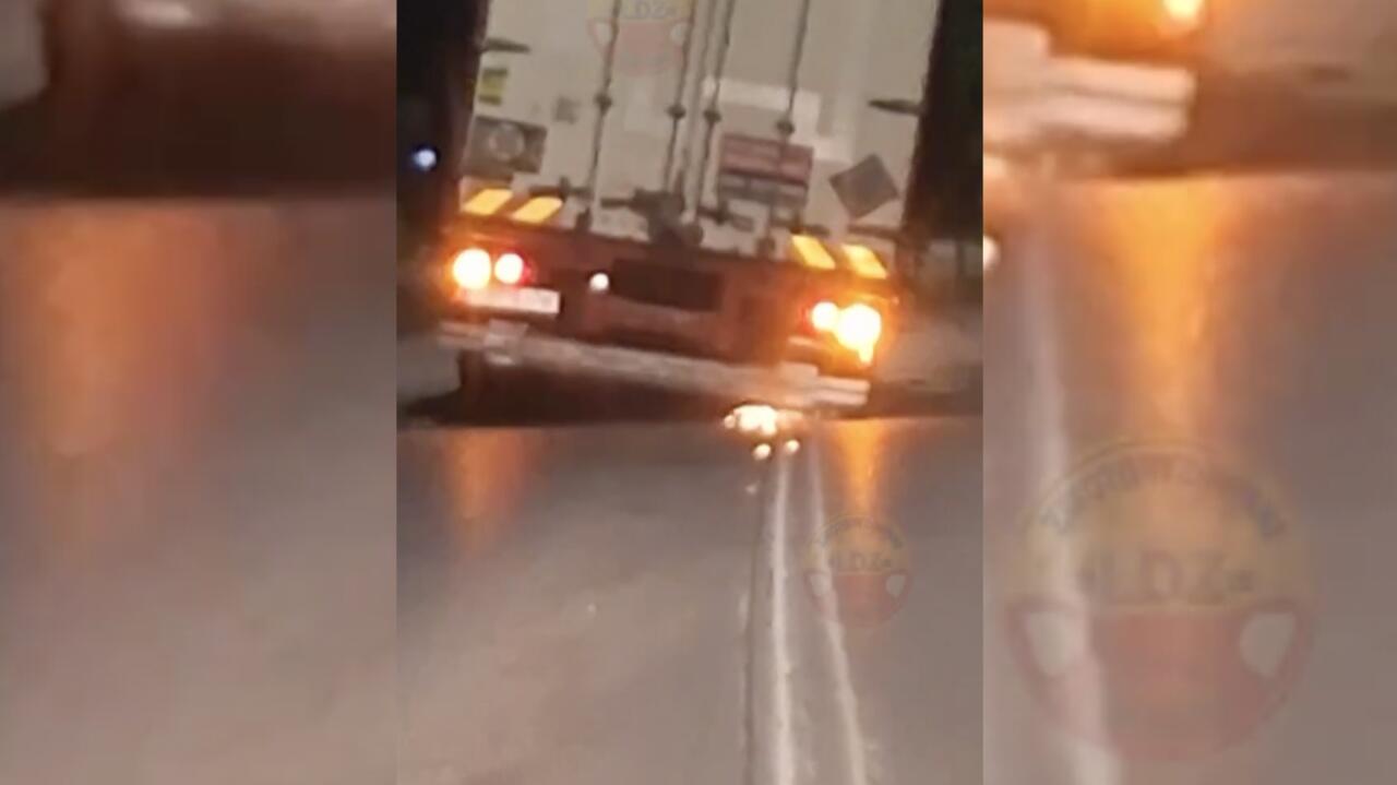 Ciężarówka jedzie na feldze, iskry lecą, w jezdni robi się dziura. Nagranie