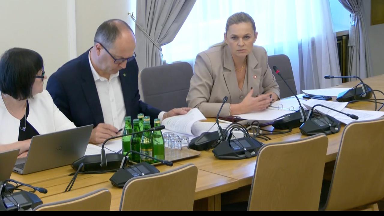 Małe szkoły znikają, rząd obiecuje ratunek. "Leczenie nowotworu polopiryną"