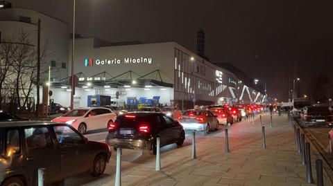 Polacy tłumnie ruszyli na zakupy w ten weekend. Parking jednej z warszawskich galerii został sparaliżowany