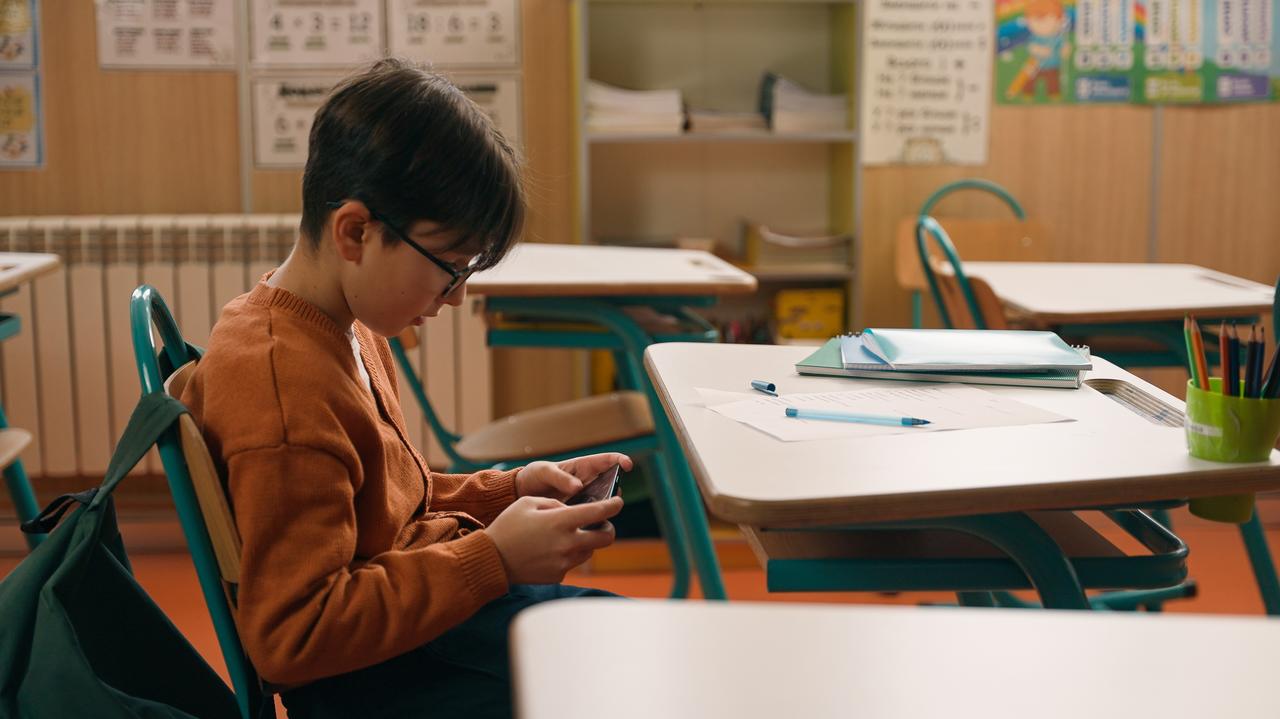Wprowadzają zakaz używania telefonów w szkołach. W całym kraju