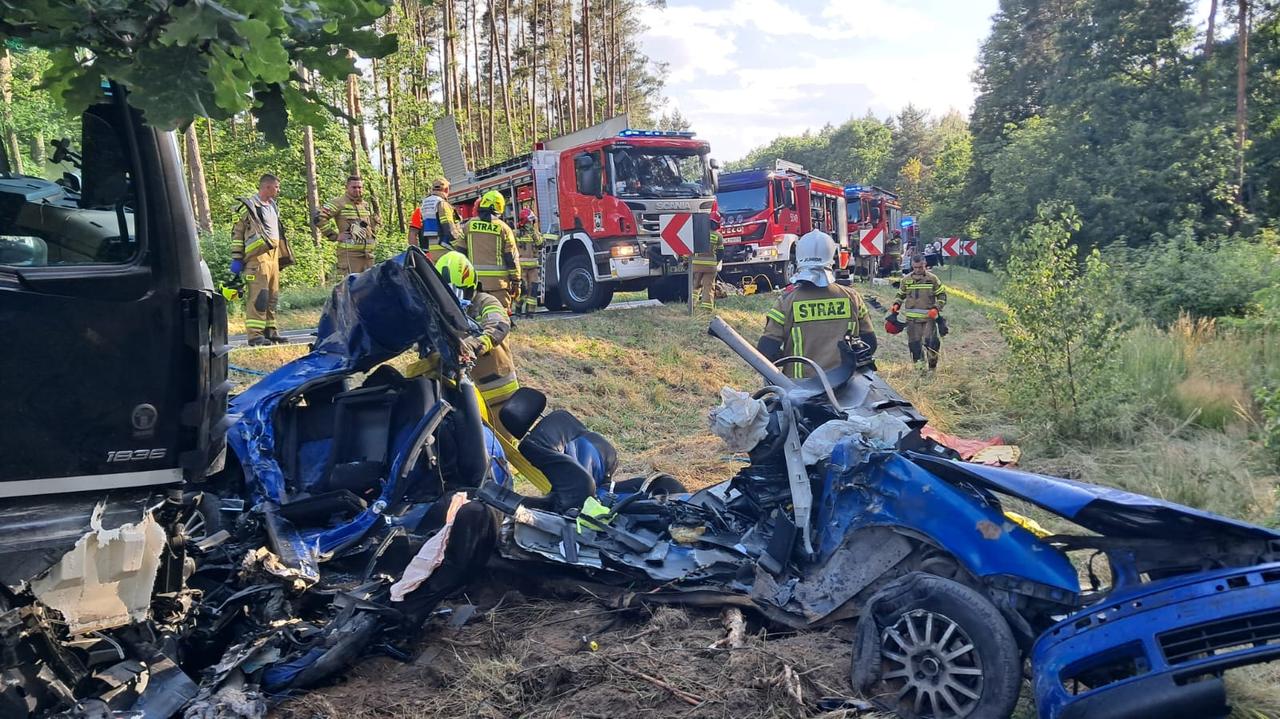 Tragedia na drodze. Auto zmiażdżone, nie żyje jedna osoba