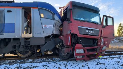 Nowa Wieś Ełcka. Tir zderzył się z pociągiem. Kierowca ciężarówki trafił do szpitala 