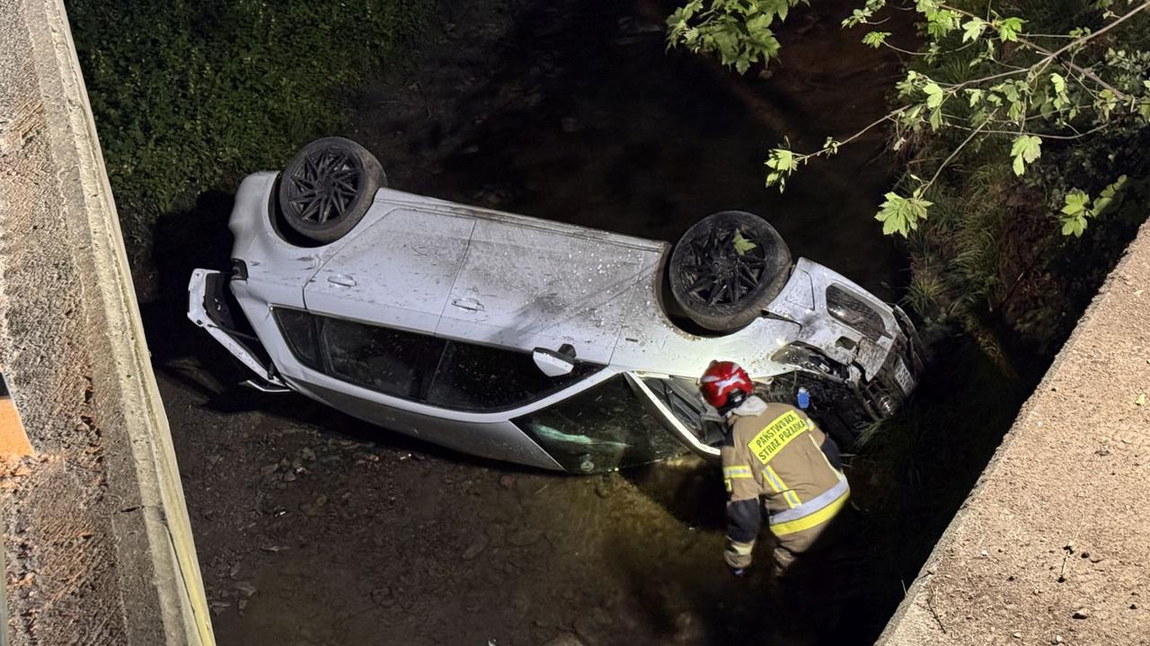 Auto wpadło do rzeki, cztery osoby w szpitalu