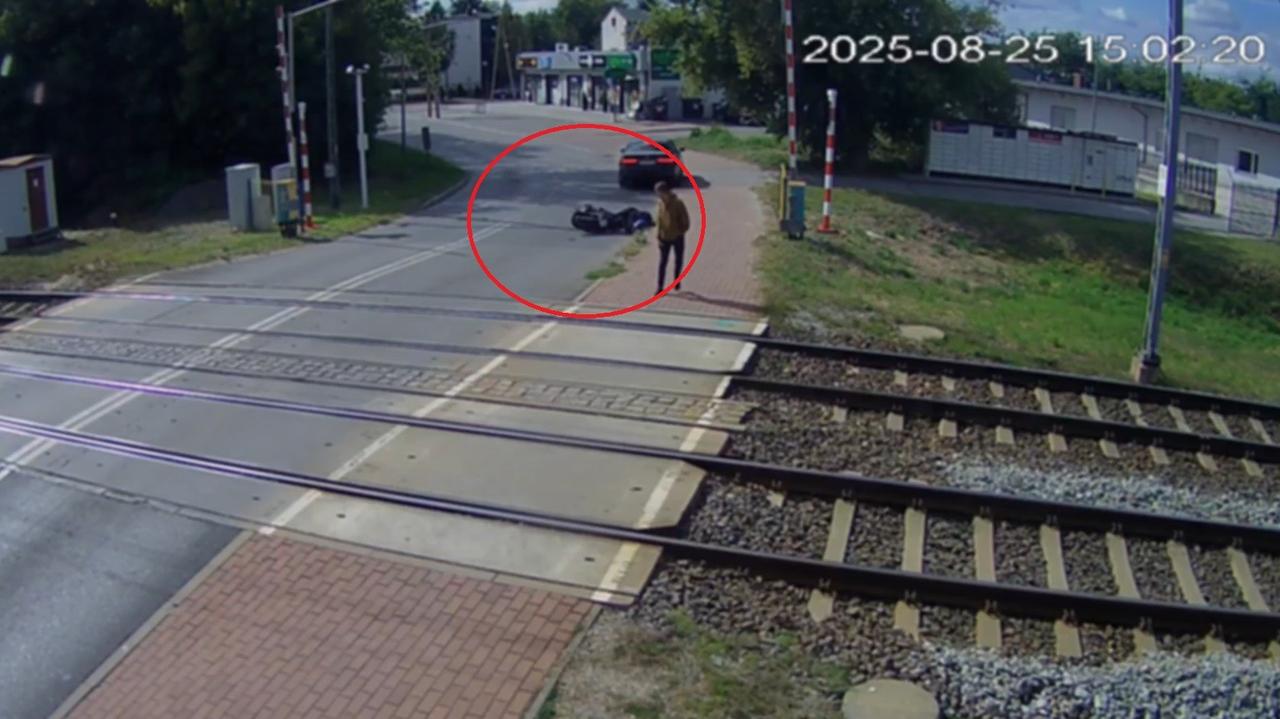 Przed przejazdem kolejowym wjechał w samochód. Nagranie