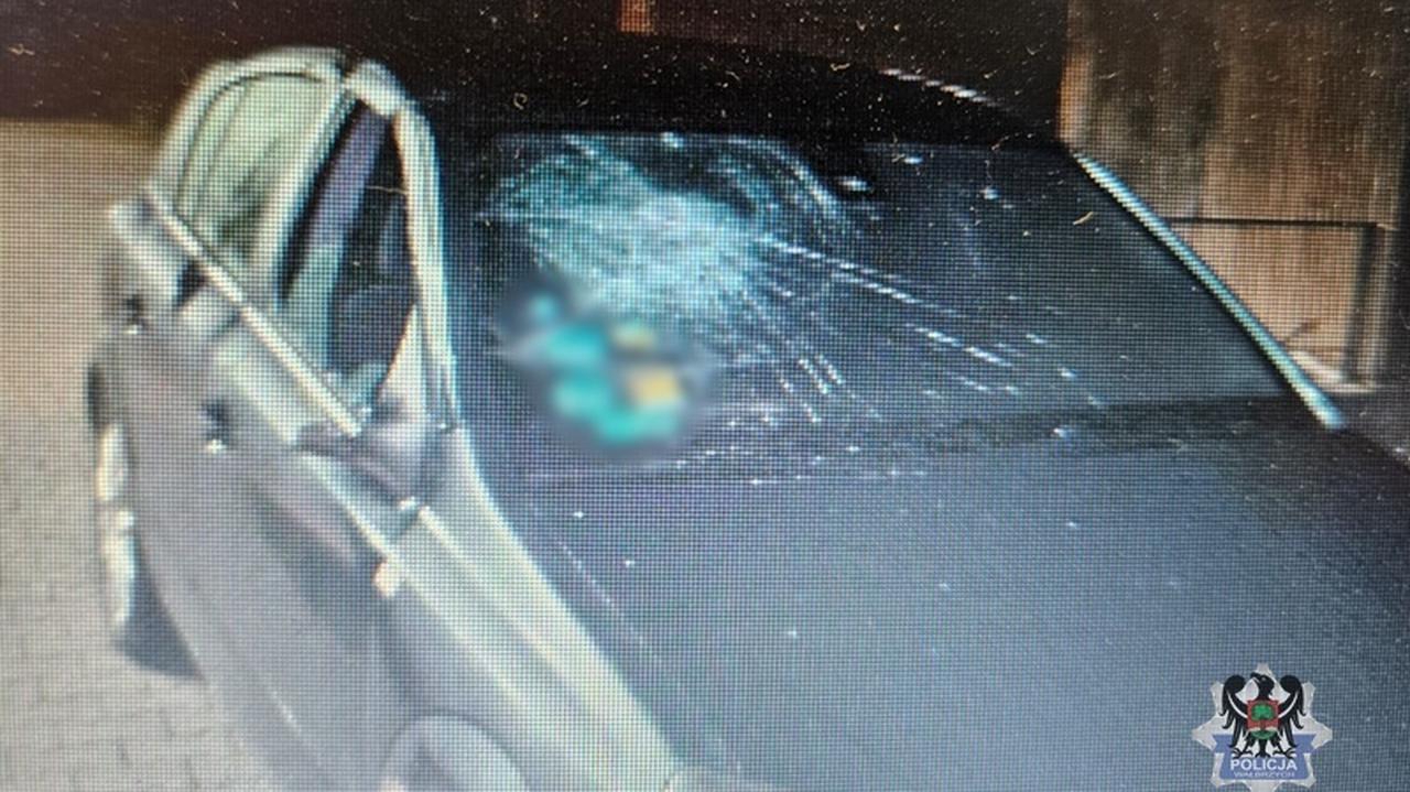 Zniszczył samochód sąsiada metalową rurką. Policja zatrzymała go na gorącym uczynku