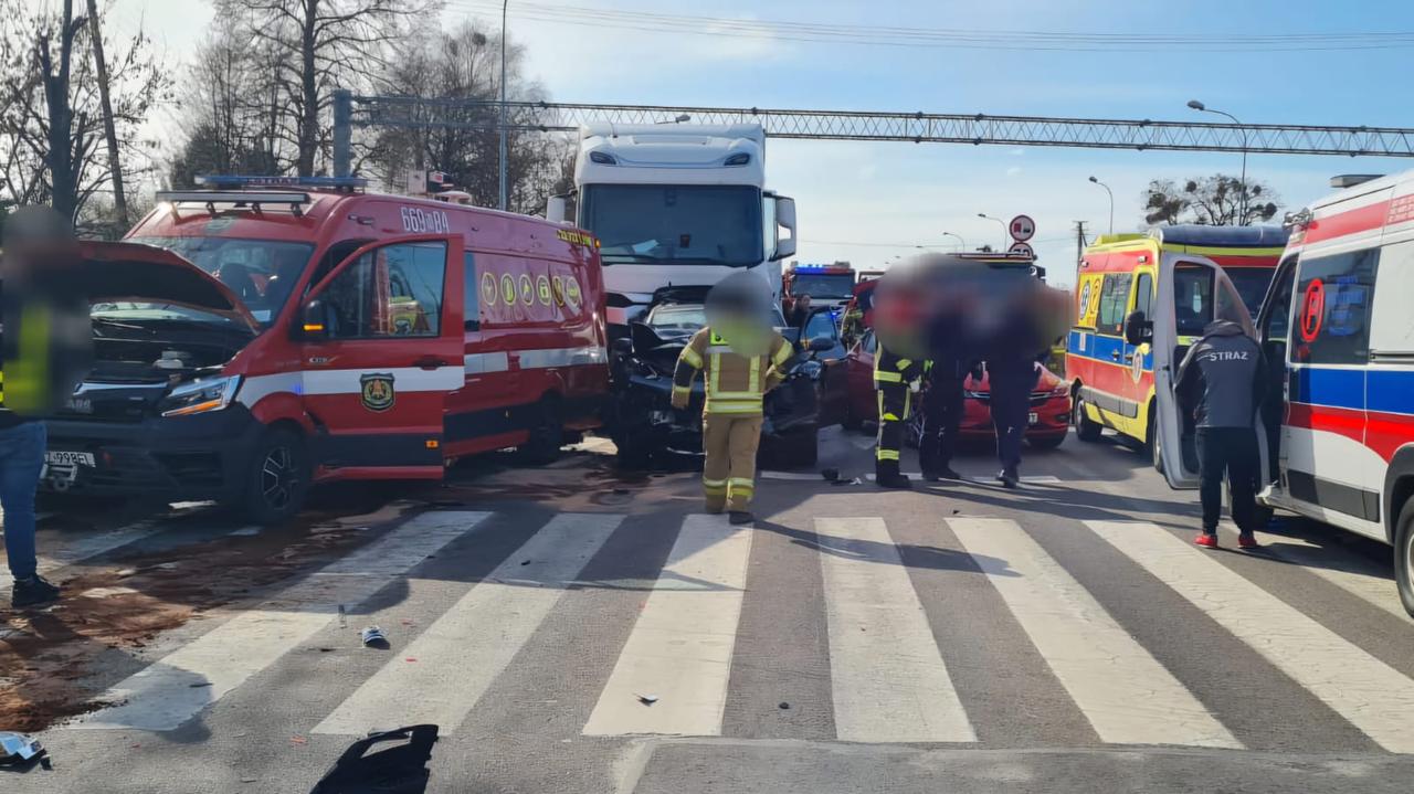 Tir wjechał w wóz strażacki i samochody. Wielu rannych