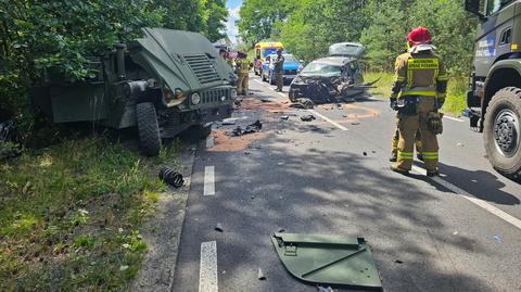 Auto osobowe zderzyło się z amerykańskim pojazdem wojskowym. Jedna osoba poszkodowana