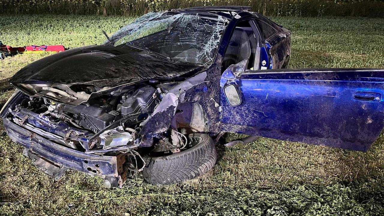 Chciał zapalić papierosa w czasie jazdy, dachował