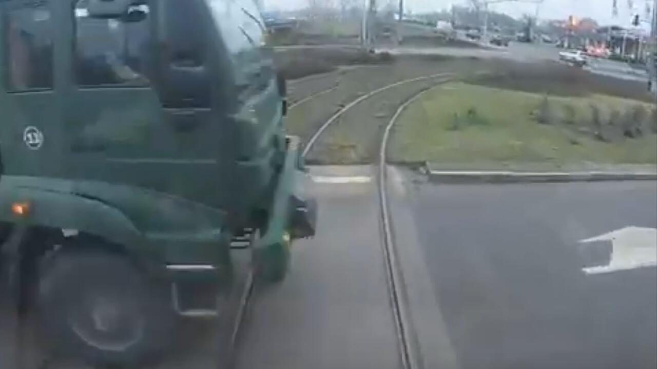 Zderzenie wojskowej ciężarówki z tramwajem. Nagranie