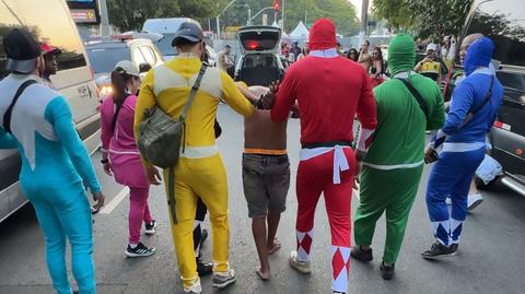 Brazylia, Sao Paulo. Policjanci przebrani za Power Rangers