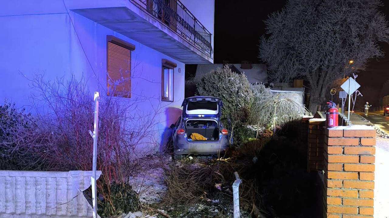 Stracił panowanie nad autem, wjechał w dom