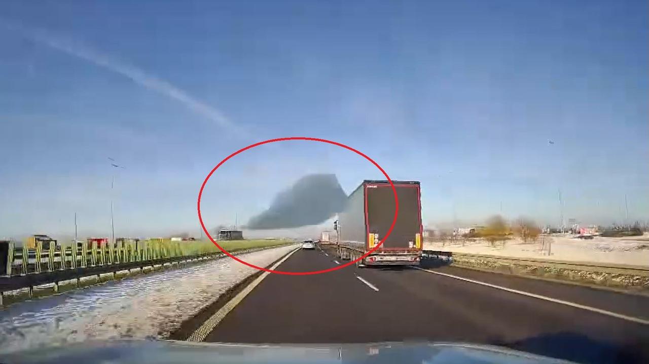 Z ciężarówki spadł lód, uszkodził jadący za nią samochód. Nagranie