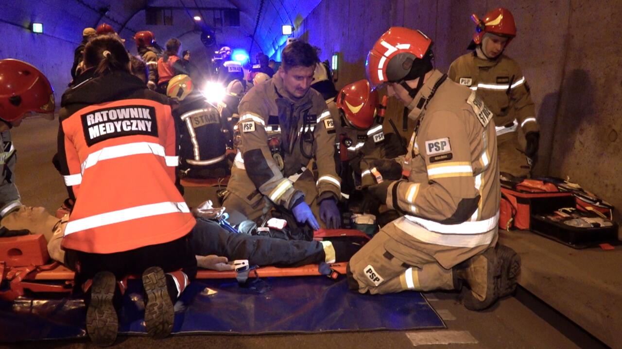 Scenariusz: wypadek masowy i duży pożar. Służby ćwiczyły w tunelu pod Martwą Wisłą