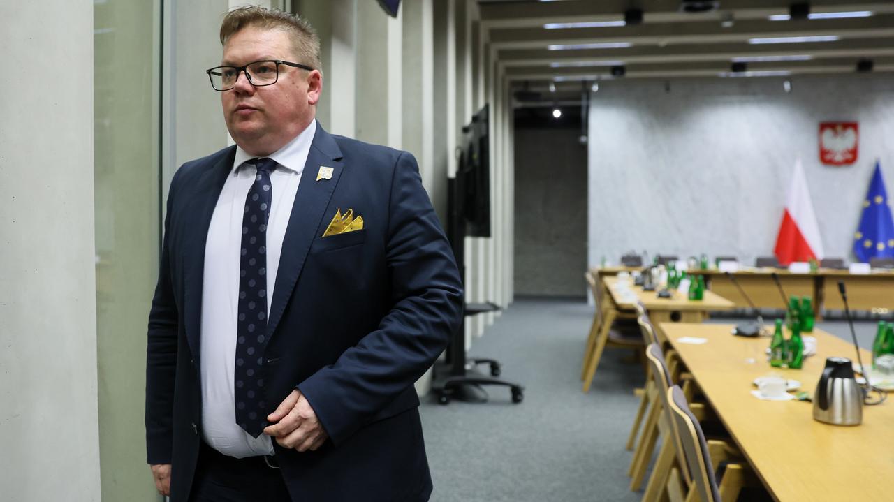 Poseł nie chce "przesiedzieć w pociągu 10 godzin". "Po to PiS budowało drogi"