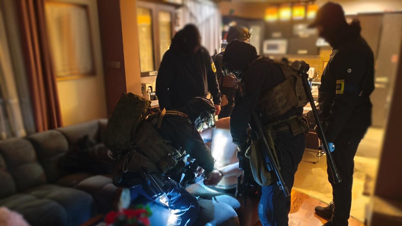 Udawali policjantów, skrępowali i żądali pieniędzy. Ośmiu zatrzymanych