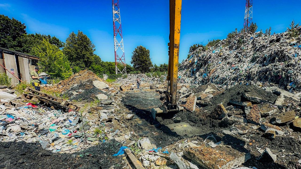 Urzędnik zatrzymany w sprawie "mafii śmieciowej". Na zlecenie miał sprawdzać dane pojazdów