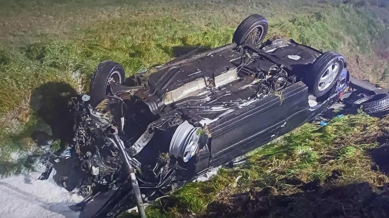 Auto dachowało, wypady z niego trzy osoby