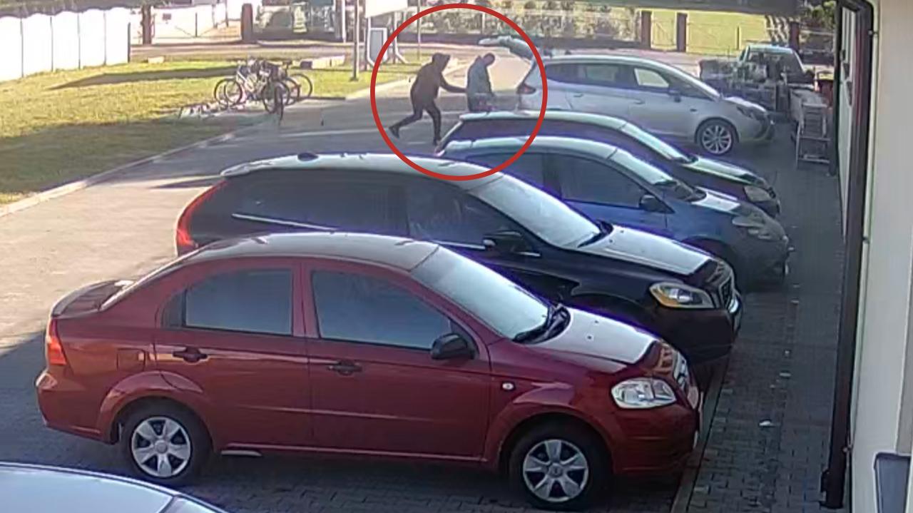 Podbiegł i wbił mu nóż w plecy. Nagranie z monitoringu