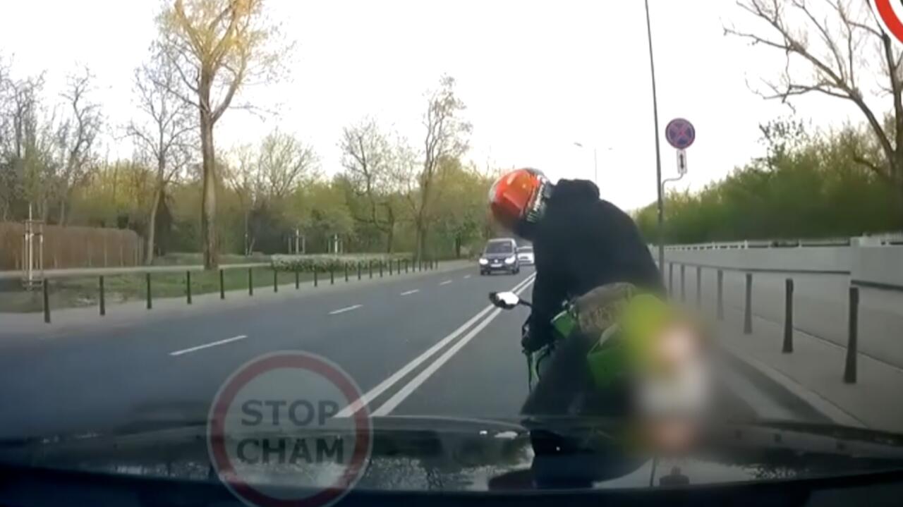 Wyprzedzanie na podwójnej ciągłej, blokowanie ruchu i podwójna kolizja