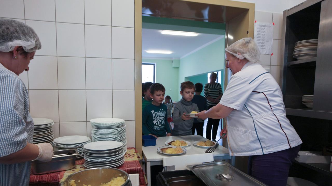 Rząd idzie na dietę i zabiera nas ze sobą. Co czeka dzieci?