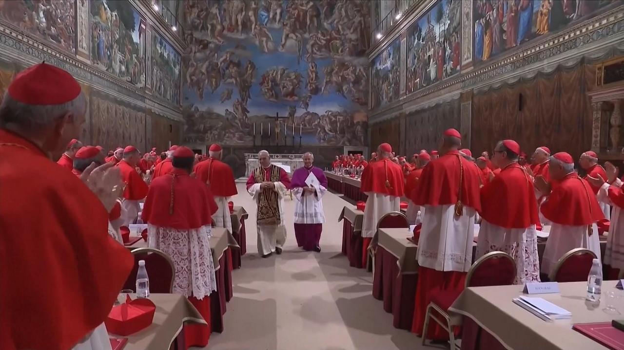 Wnętrze Kaplicy Sykstyńskiej, a pośrodku nowo wybrany papież. Wyjątkowe nagrania