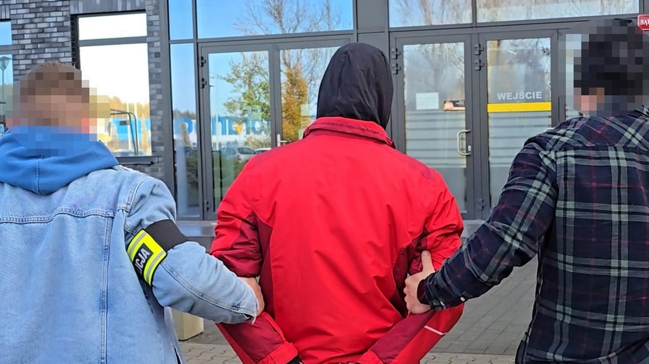 Cofając autem śmiertelnie potrącił pieszego i odjechał