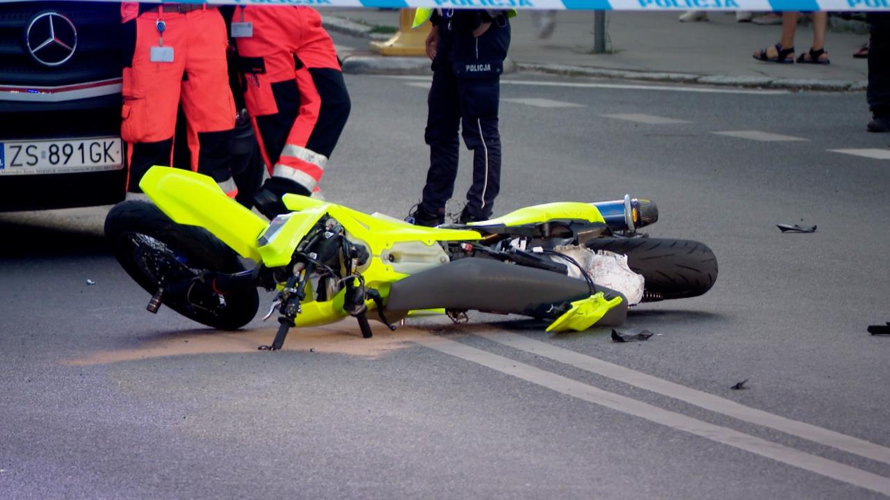 Motocyklista zderzył się z autem. "Bardzo długo był reanimowany, ale nie udało się go uratować"