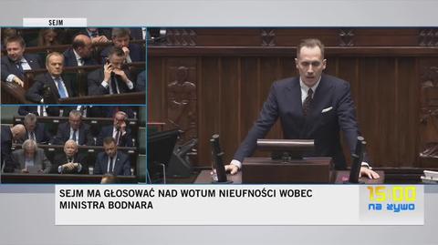Poseł Berkowicz przekazuje marszałkowi Hołowni uszka