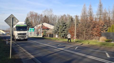 Mieszkańcy i władze Wąchocka walczą o 200 metrów chodnika, który urywa się tuż przed osiedlem