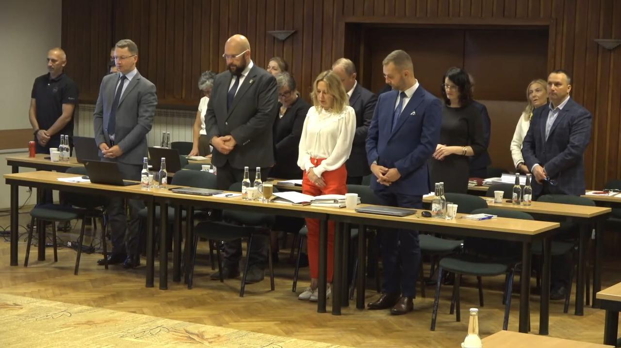 "Przez Chrystusa, Pana naszego, amen". To nie msza, to sesja rady miasta. Jest petycja