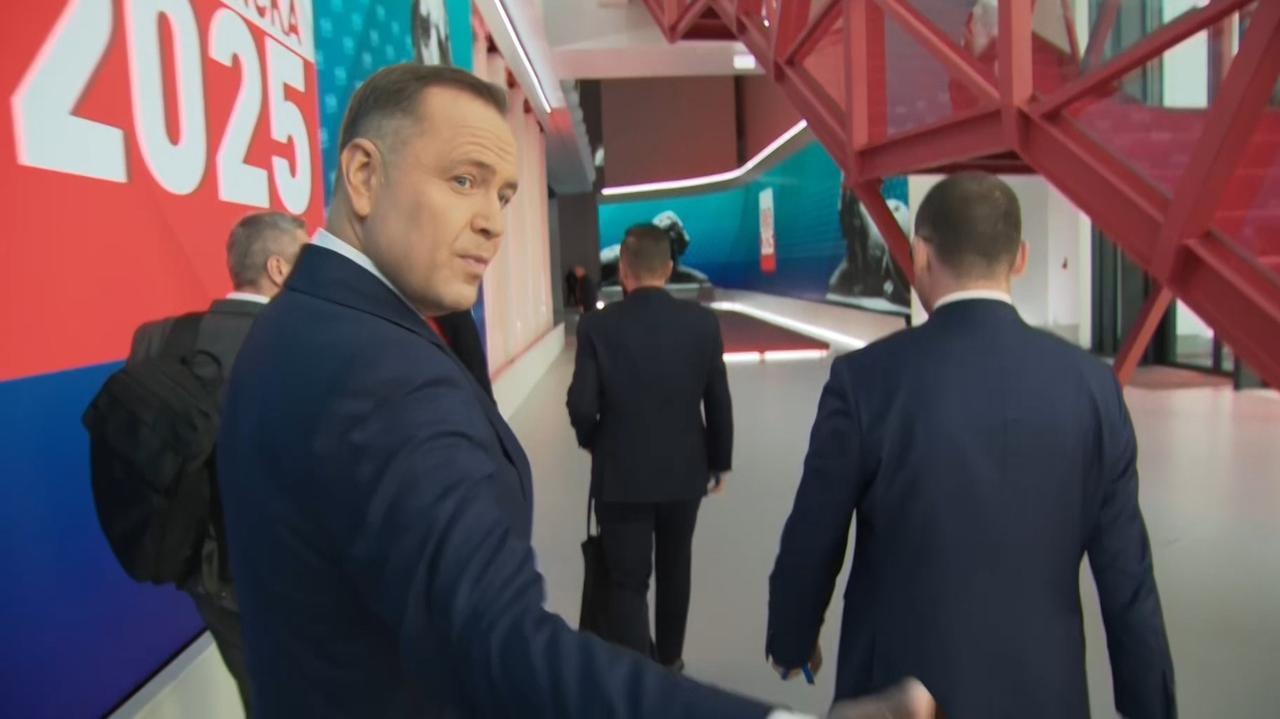 Potknięcie Nawrockiego. "Bo mnie zagadujecie"