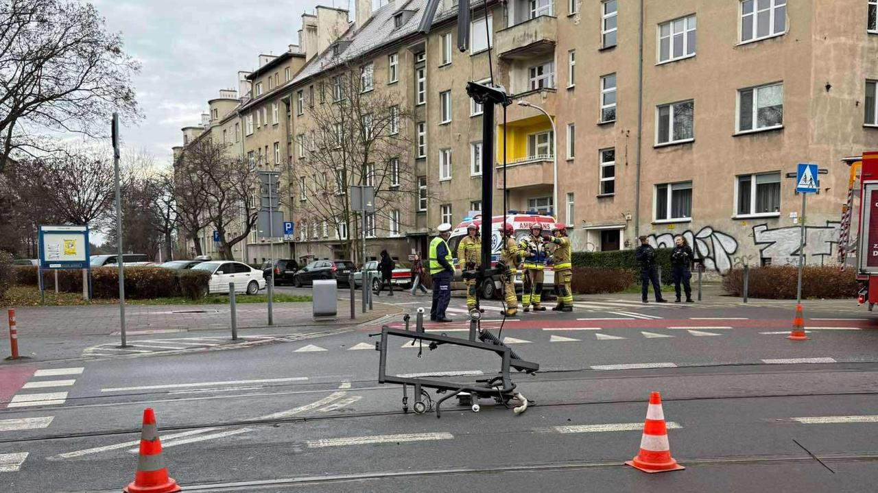 Uszkodzony pantograf wybił szybę w tramwaju, odłamki zraniły pasażera