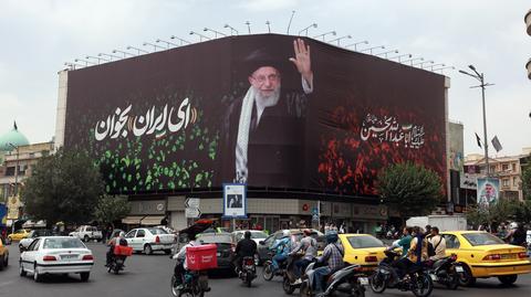 Ajatollah Ali Chamenei na billboardzie na Placu Enqelab w Teheranie