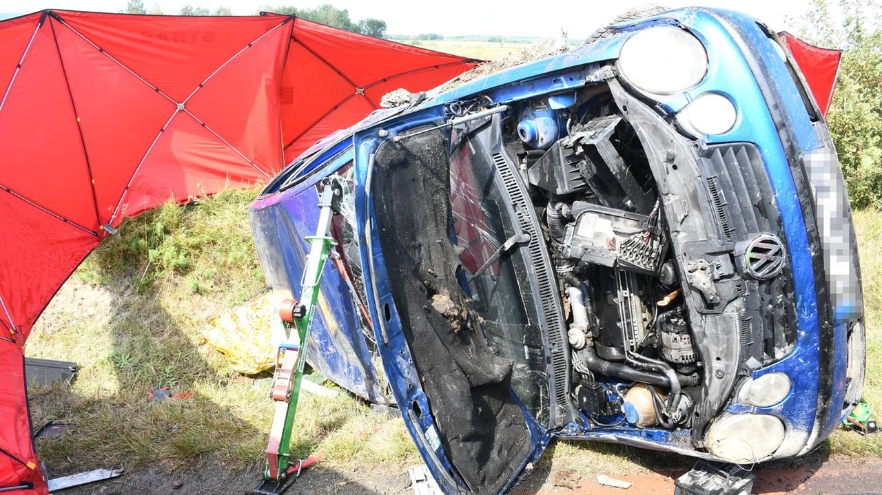 "Straciła panowanie nad pojazdem". 21-latka w szpitalu, 18-latka nie żyje