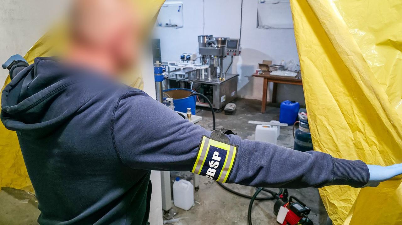 Produkowali fałszywe leki i sterydy. CBŚP: to największa ujawniona fabryka w kraju