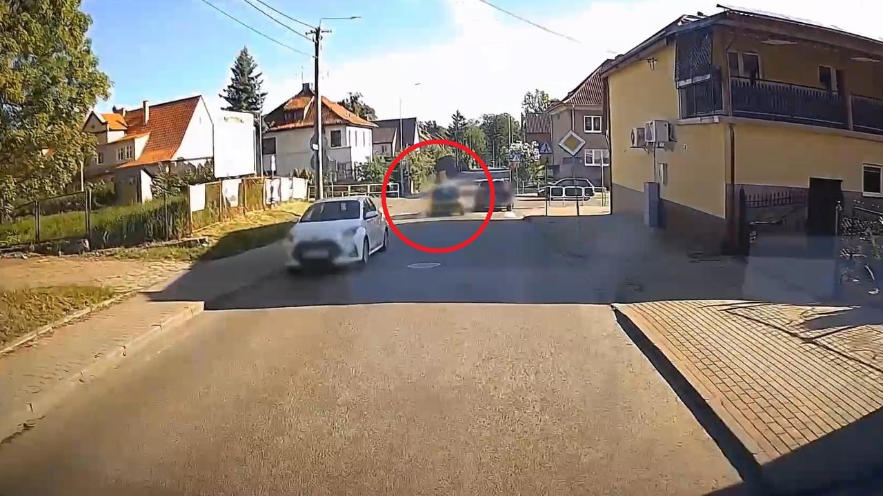 Za to zachowanie kierująca straci prawo jazdy. Nagranie