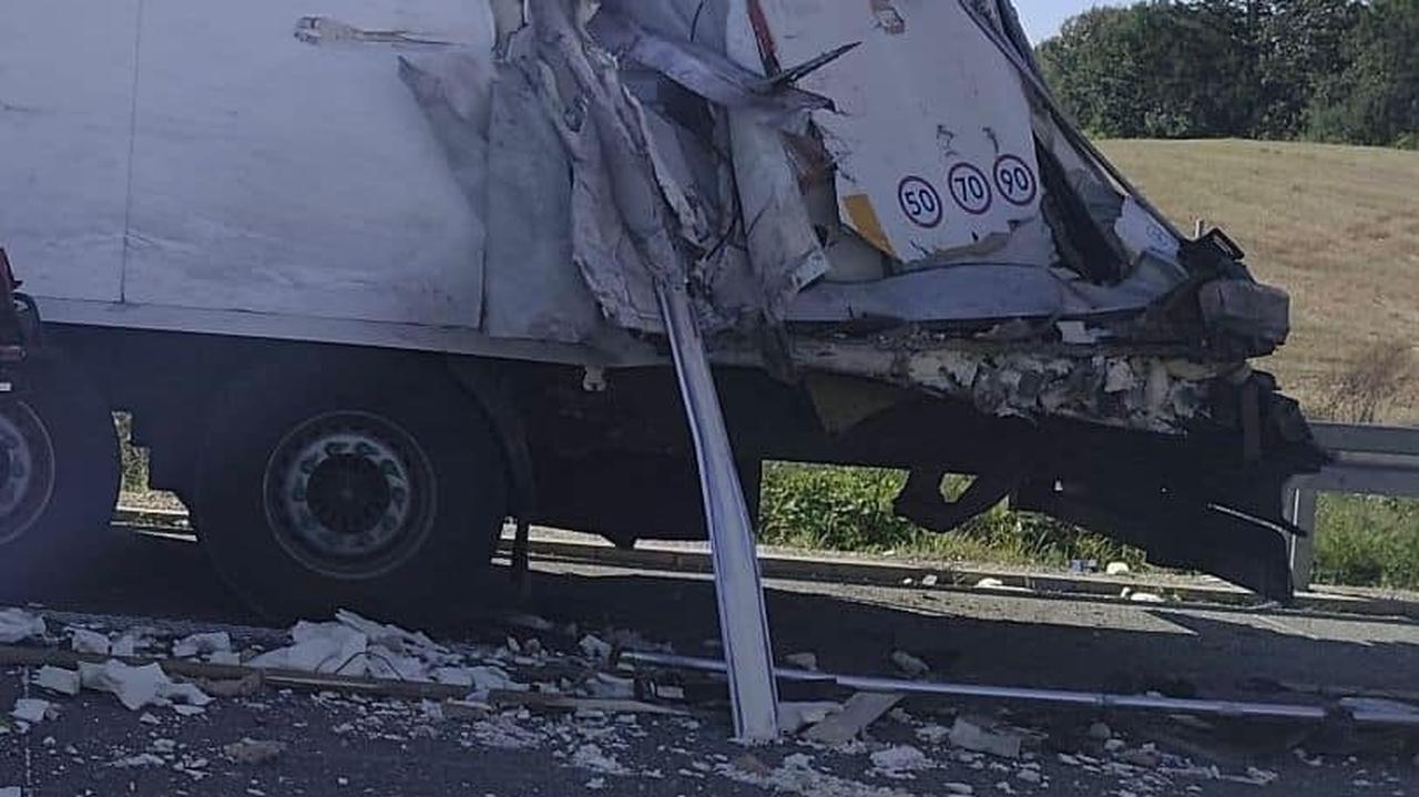W ciężarówkę stojącą na poboczu uderzył inny tir. Dwie osoby nie żyją
