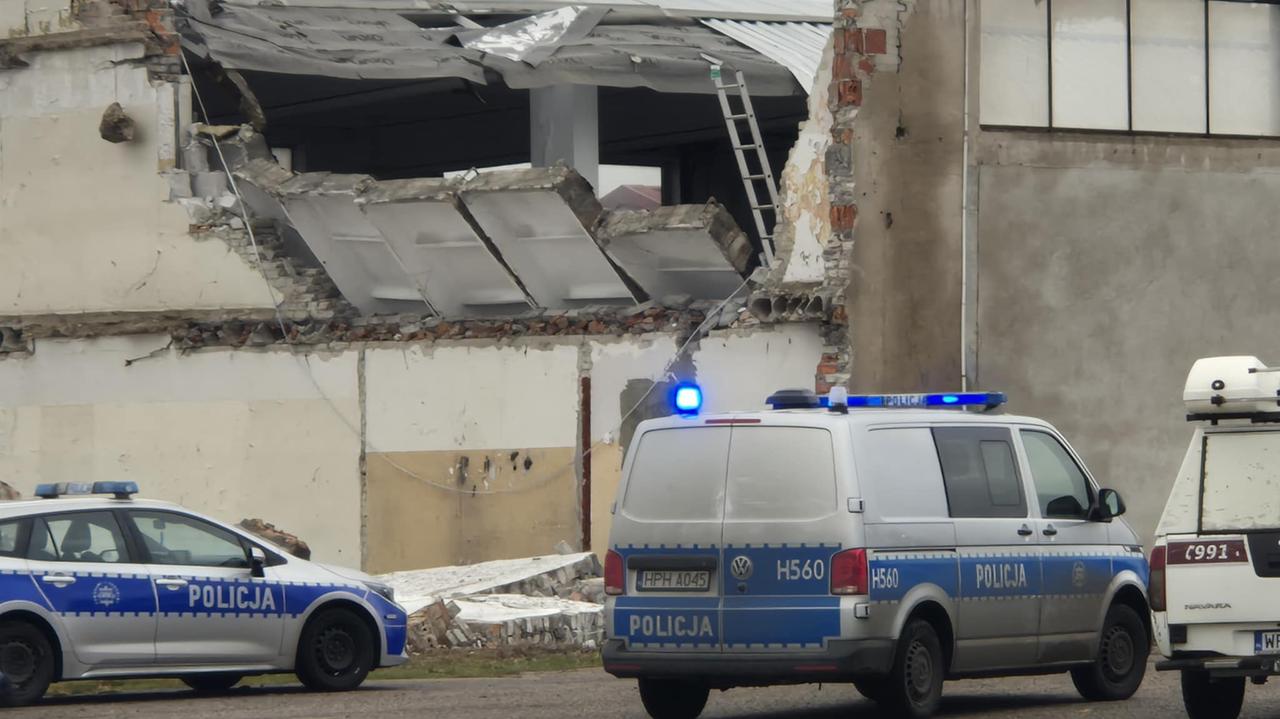 Tragedia w dawnej bazie autobusowej w Mławie. Dwie osoby zginęły w wyniku zawalenia się stropu