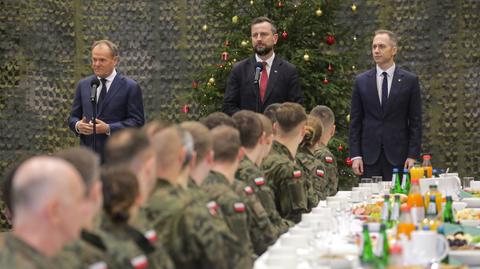 Premier Donald Tusk podczas spotkania wigilijnego z żołnierzami 15. pułku przeciwlotniczego w Gołdapi