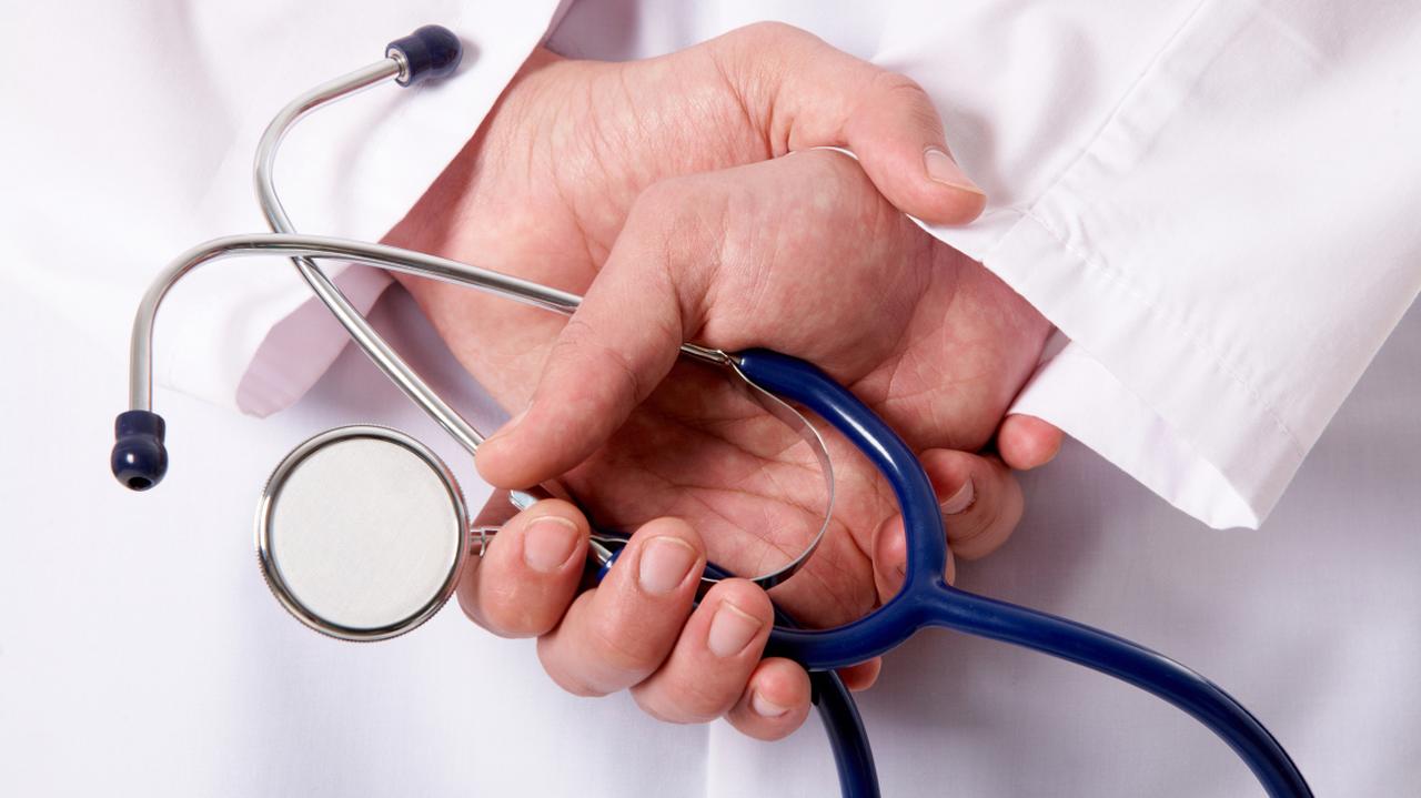 Górny limit wynagrodzeń dla medyków? Związkowcy ostrzegają przed skutkami