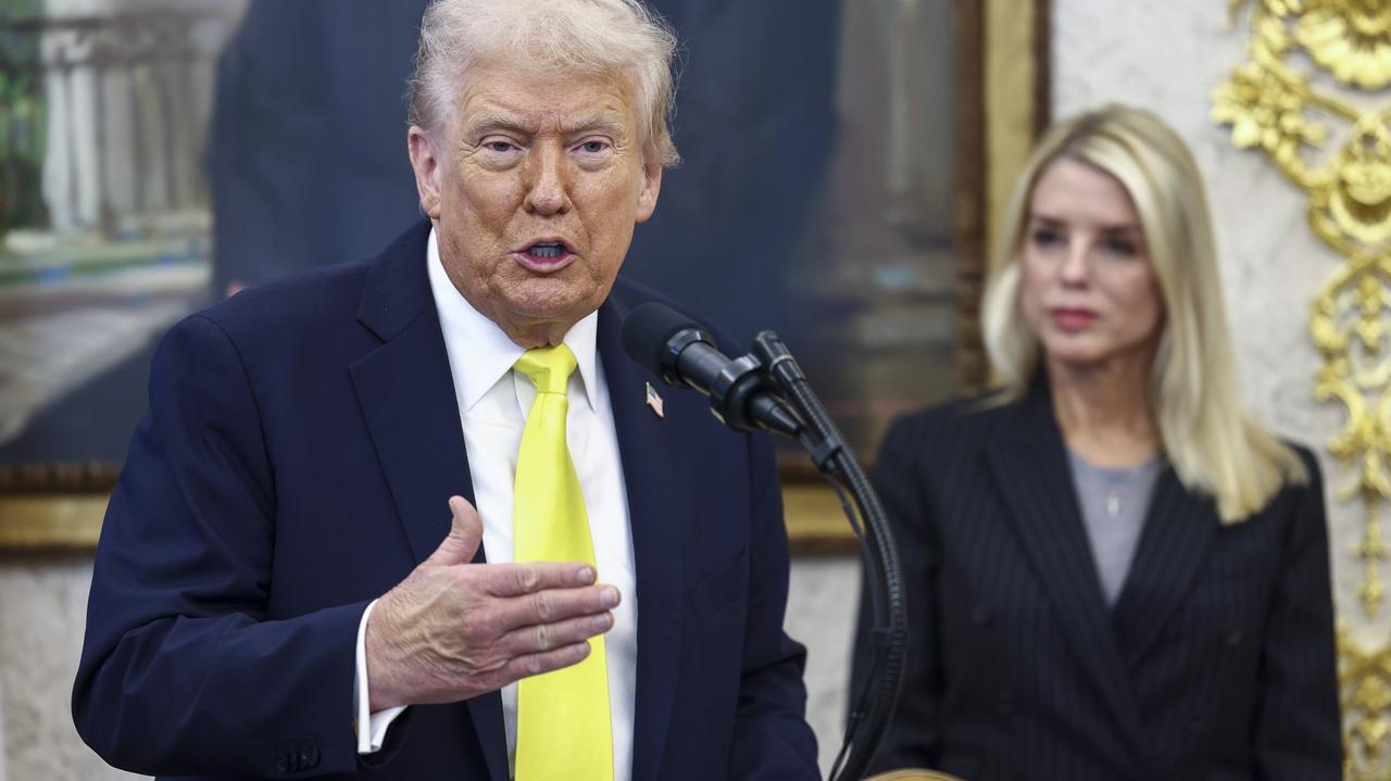 "Uwielbiamy ją", napisał Trump i odwołał Pam Bondi ze stanowiska. Zabrała głos