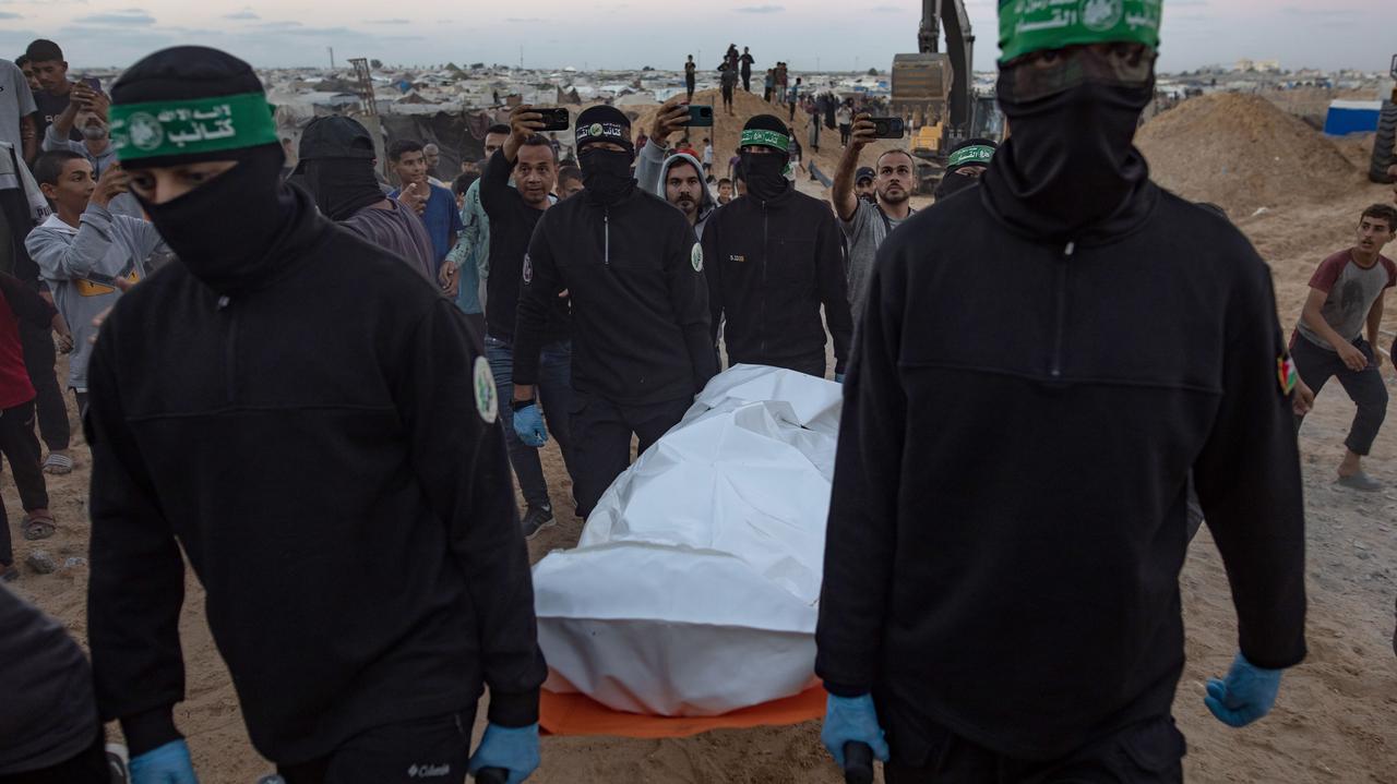 Rosną napięcia wokół chwiejnego rozejmu w Strefie Gazy. Hamas przekazał kolejne szczątki zakładników