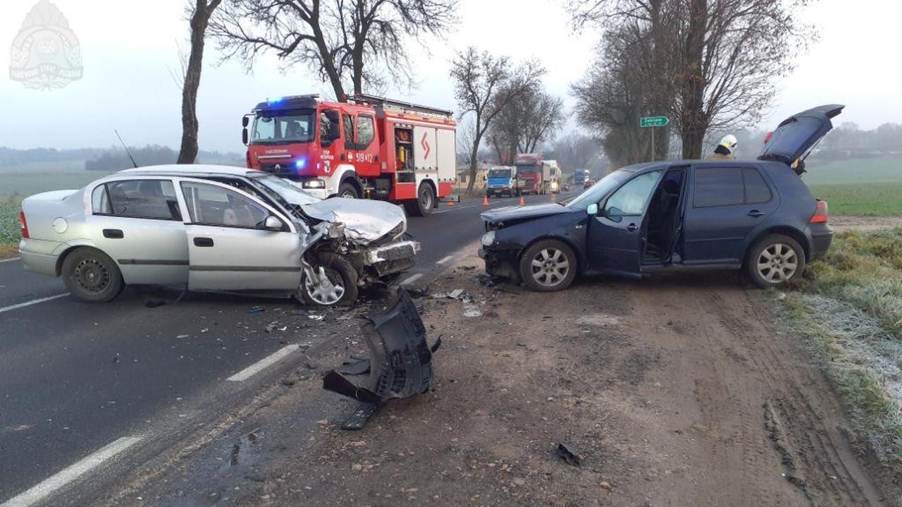 Czołowe zderzenie. Ranny 18-latek i dwóch chłopców