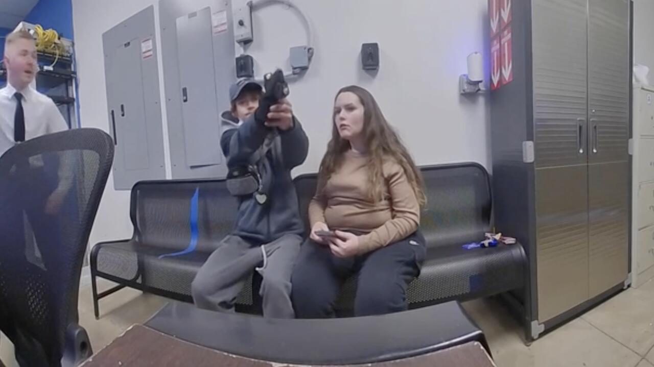 Na przesłuchaniu wyciągnął broń i próbował zastrzelić policjanta. Nagranie