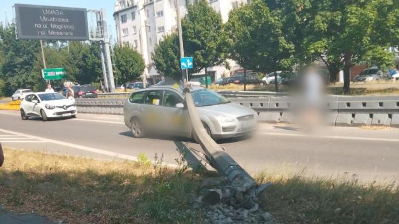 Słup oświetleniowy spadł na jadący samochód