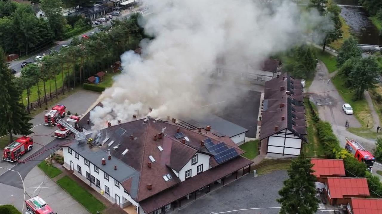 Pożar w budynku hotelowym, trwa akcja gaśnicza