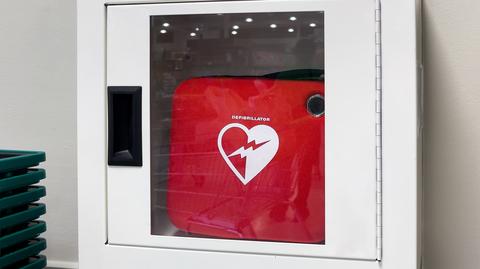 Moment kradzieży defibrylatora AED nagrał przechodzień